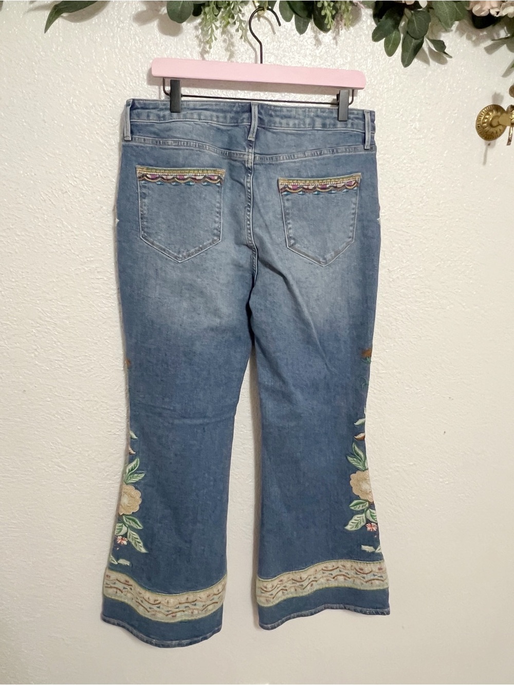NWT Free People Driftwood Farrah Gardenia Embroidered Flare Jeans - Picture 8 of 11